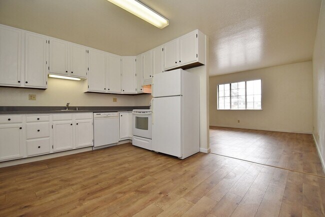 Building Photo - COMING SOON! |  $2,390 / 2 BR - CONVENIENT CASTRO VALLEY LIVING: CONDO WITH GARAGE, STORAGE & PLA...