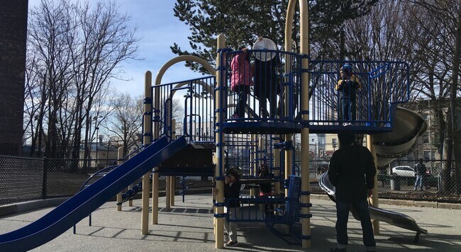 parque infantil cercano - 72 Wales Ave