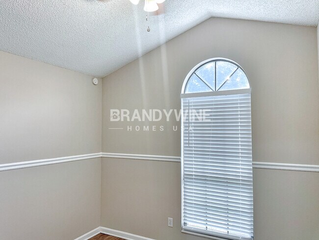 Foto del edificio - **1/2  MONTH FREE RENT**
