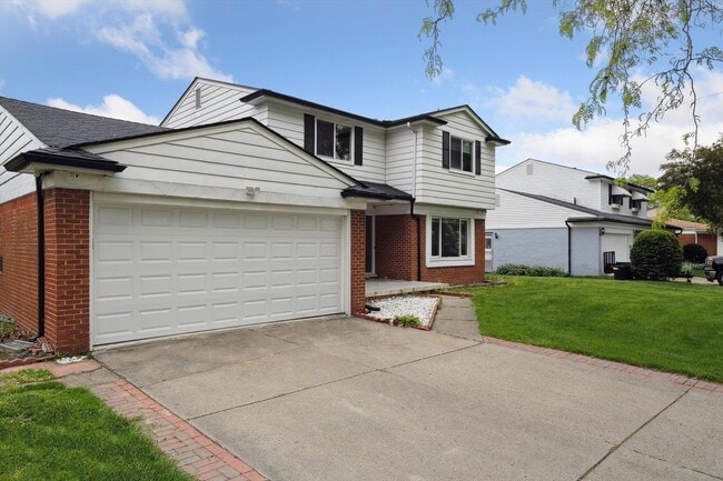 Building Photo - Move-In Ready 4 bedroom, 3 bathroom Home i...