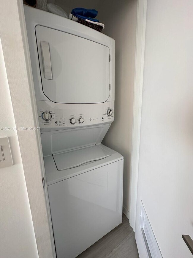 Foto del edificio - 480 NE 31st St