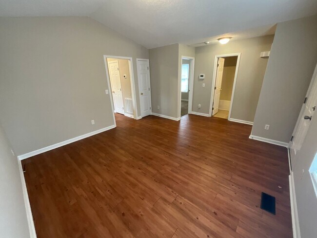 Building Photo - Now Available! Cute 4 Bed, 2 Bath Bungalow in Glenwood! Great Central GSO location