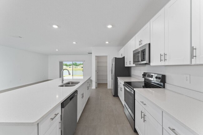 Foto del edificio - Almost New 4/3.5 Home with Waterview and 2...
