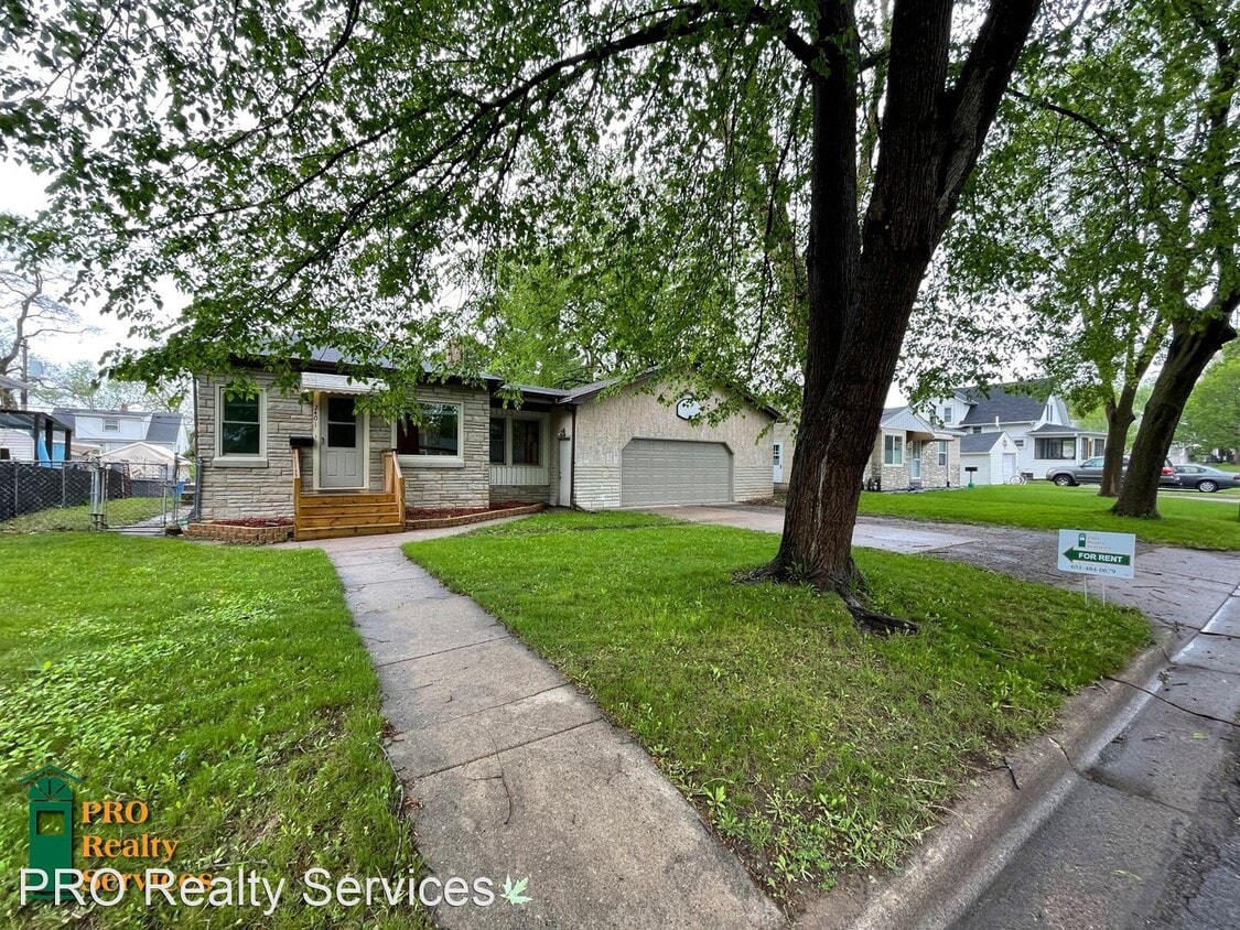 Primary Photo - 3 br, 1 bath House - 2401 14th Ave E