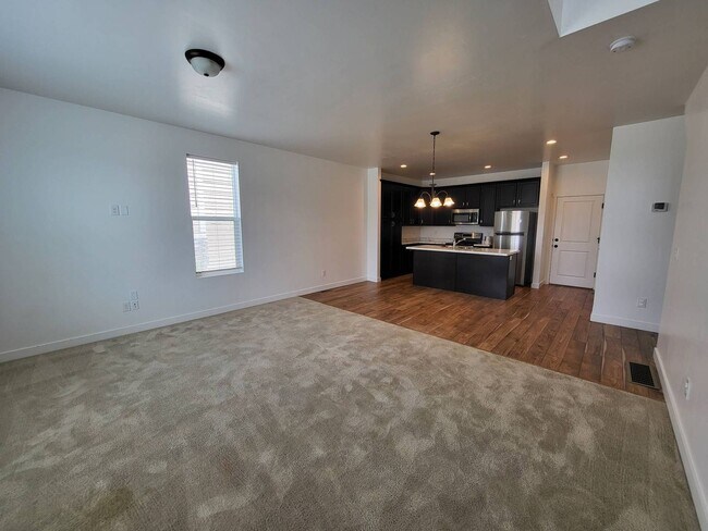 Foto del edificio - Pet Friendly Gorgeous Row End Townhome w 2 car attached garage!
