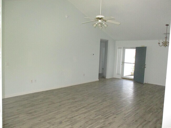 Foto del edificio - 4591 Hidden Creek Ln