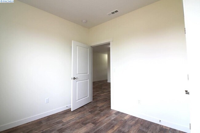Foto del edificio - 1025 S Cedar St
