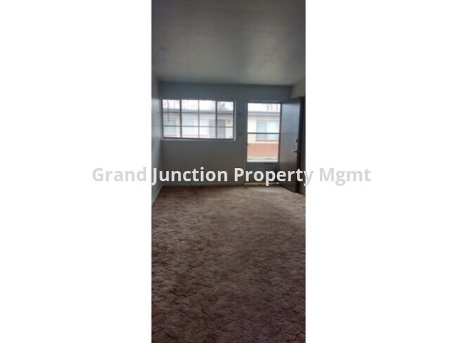 Foto del edificio - Cute 2 Bedroom Apt Near CMU