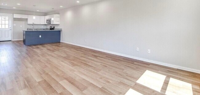 Building Photo - 933 River Rd