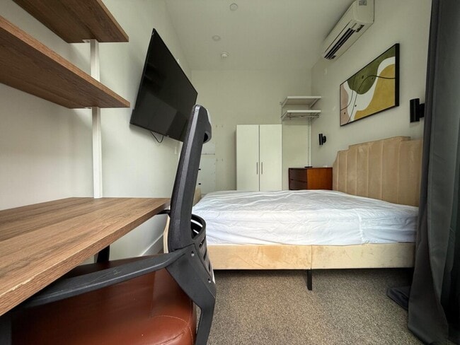 Foto del edificio - Furnished room/NOT APARTMENT