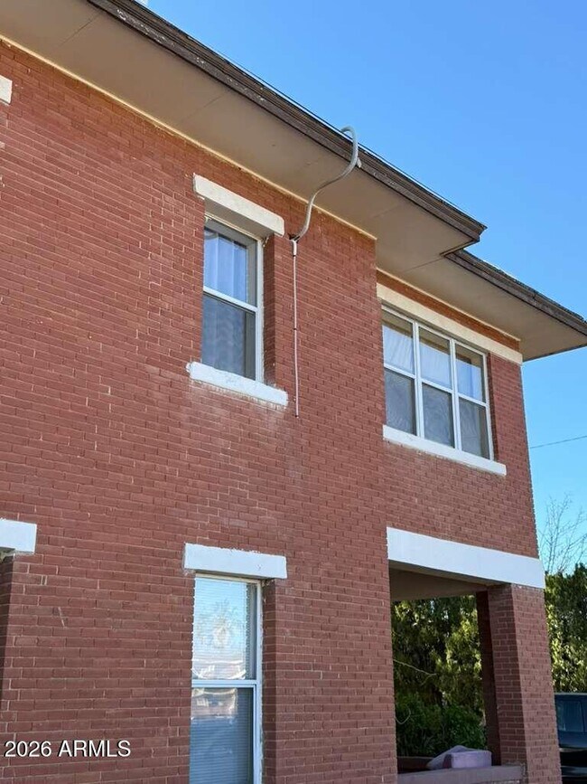 Foto del edificio - 1165 E 10th St