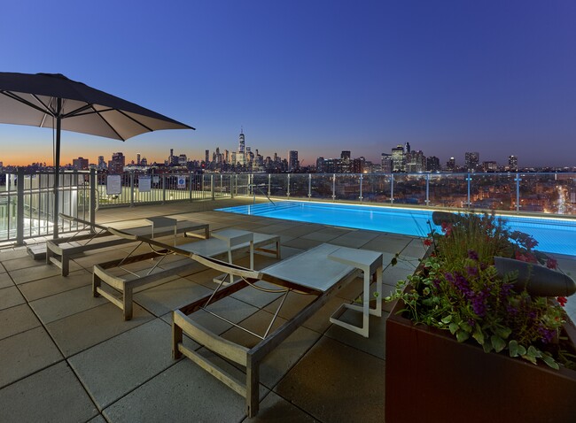 Piscina en la azotea con vistas de Bew York City - 7 Seventy House