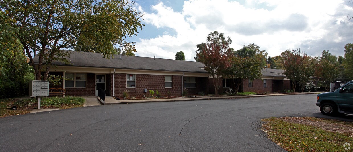 Primary Photo - Metrolina Apartments