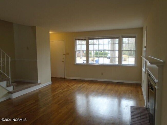 Building Photo - Charming 3 bedroom 1 and 1/2 bath home in ...