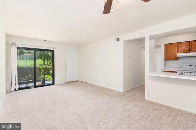 Building Photo - 5805 Royal Ridge Dr