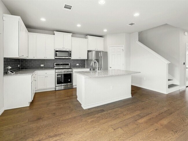 Building Photo - Stunning 3 Bedroom Single Family Home in S...