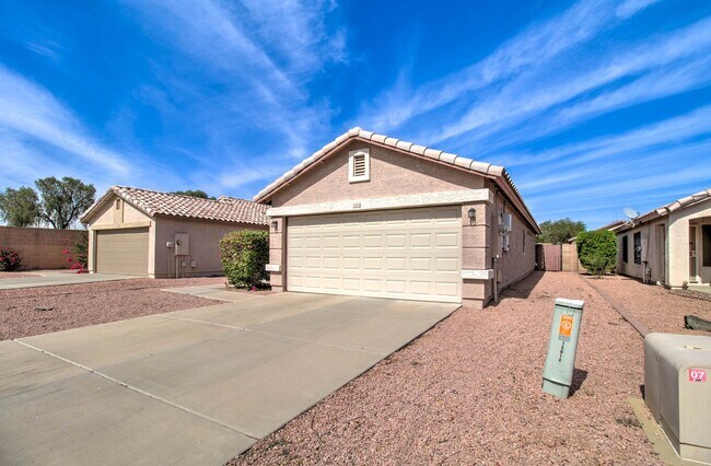 Building Photo - Charming Single Level 3 Bedroom + 2 Bathro...