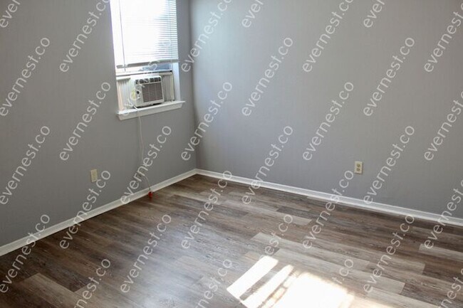 Foto del edificio - 2 BED & 1 BATH / NO PETS / NO S8