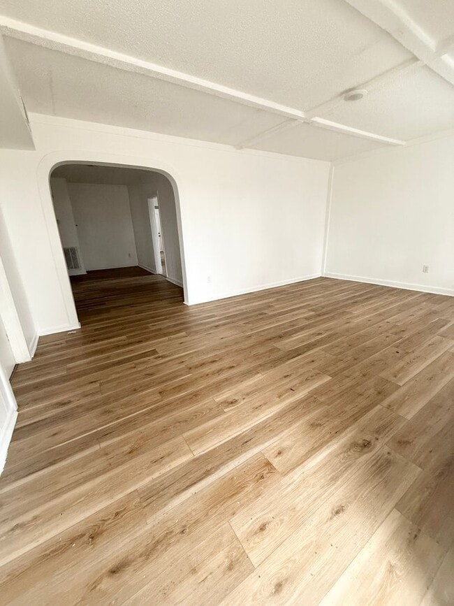 Building Photo - 1611 W 16th St