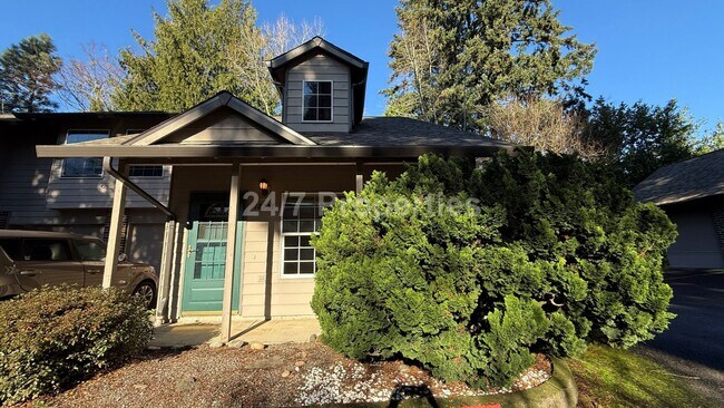 Building Photo - End-Unit 1 BD | 1.5 BA Townhome with Loft & Garage - Gresham