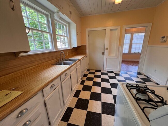 Foto del edificio - Precious 2 Bedroom 1 Bath Home in Highland!