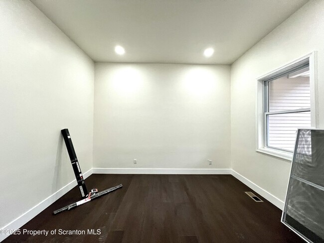 Building Photo - 105 Parkdale Dr