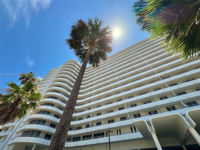 Foto del edificio - 5555 Collins Ave