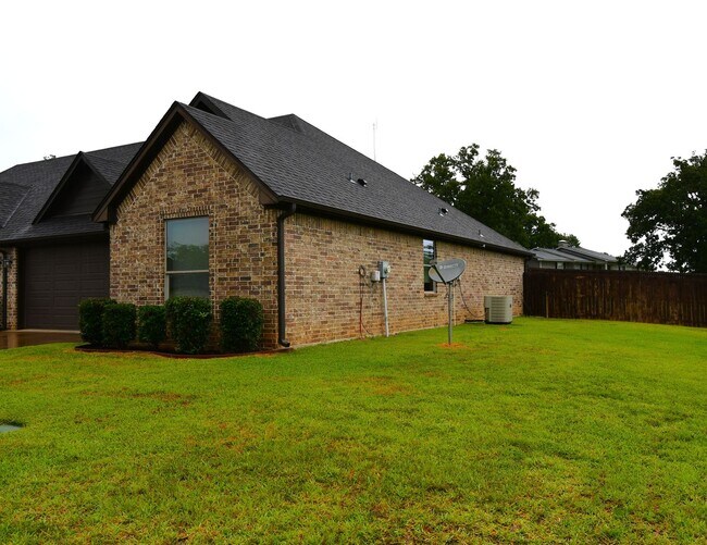 Building Photo - Modern 3-Bedroom 2 Bath Duplex in South Tyler