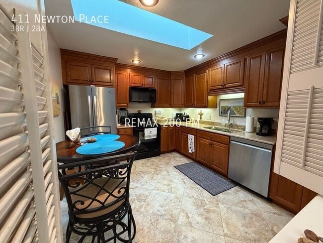 Foto del edificio - 411 Newton Pl