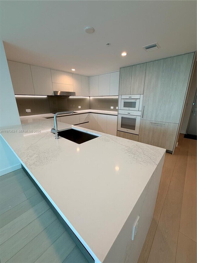Foto del edificio - 9201 E Bay Harbor Dr