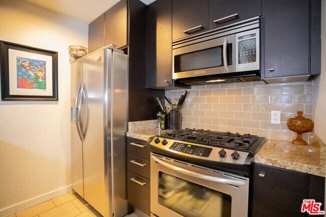 Building Photo - 585 N Rossmore Ave