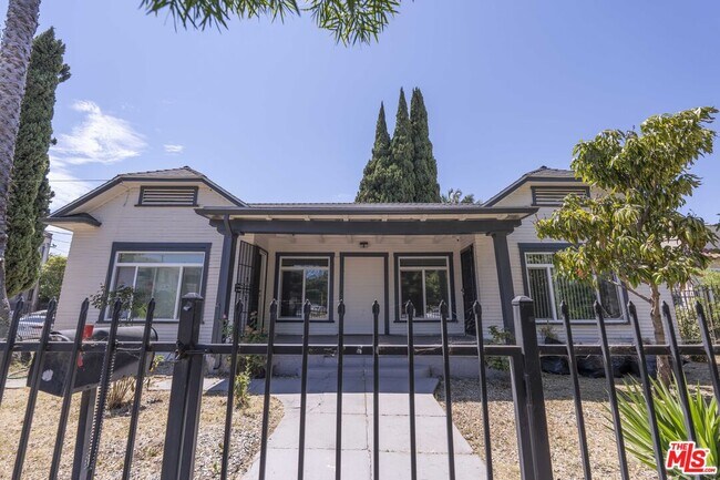 Building Photo - 1077 S Norton Ave