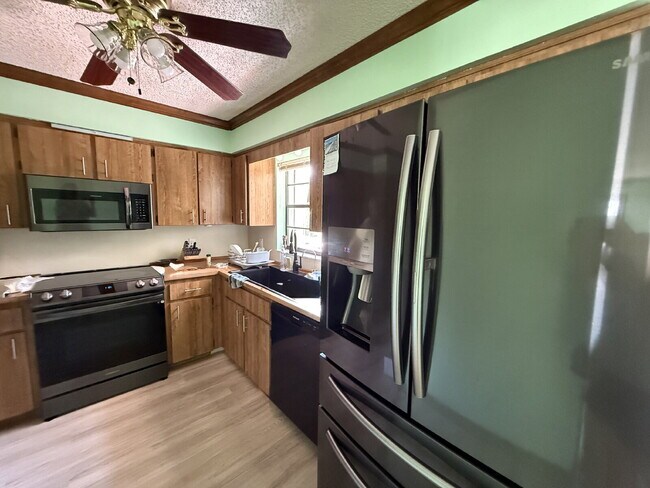 Building Photo - 6203 Emerson Dr