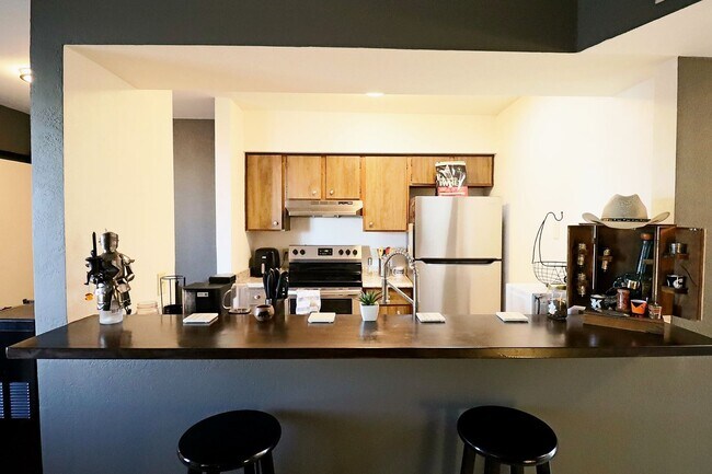 Foto del edificio - Welcome to this stunning  Unfurnished 2-bedroom, 2-bathroom home centrally Located!