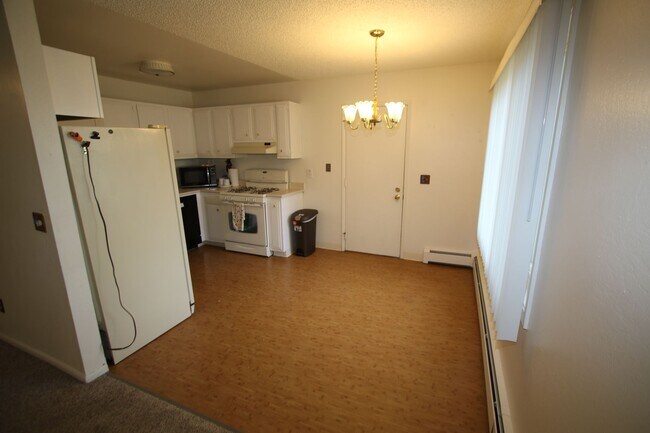 Building Photo - 2 bedroom Unit with 1 Car Detached Garage!