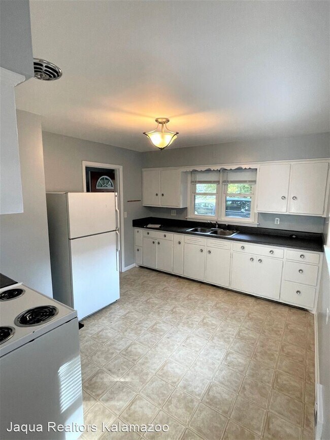 Foto del edificio - 3 br, 1 bath House - 804 Weaver Ave