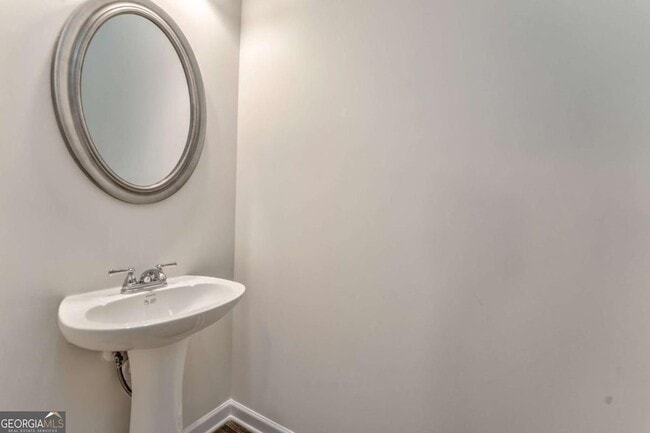 Building Photo - 8 Majestic Oaks Way NE