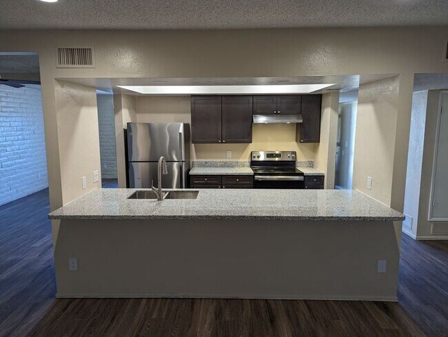 Building Photo - Two bedroom central location with AC and c...