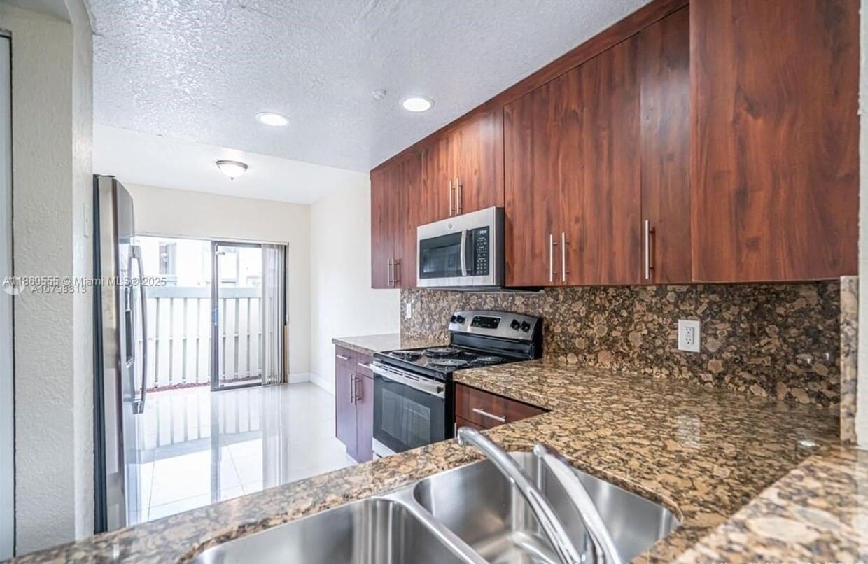 Foto principal - 636 NE 195th St