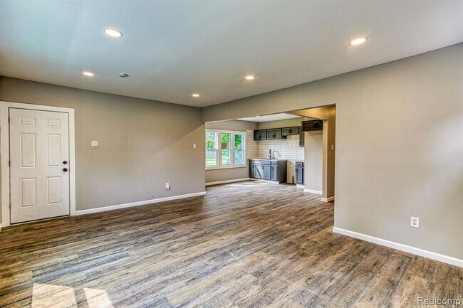 Building Photo - 5519 Eastlawn St