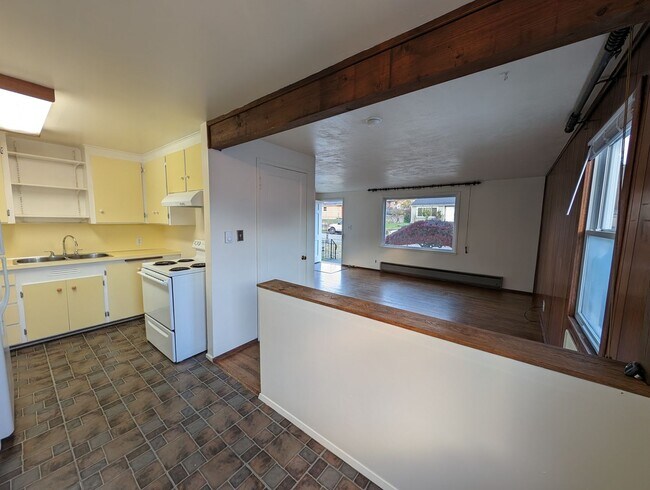 Foto del edificio - Central Kitsap Home with Detached Garage &...