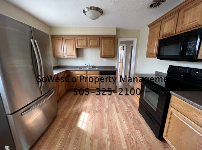 Building Photo - Two Bedroom House in Central Farmington wi...