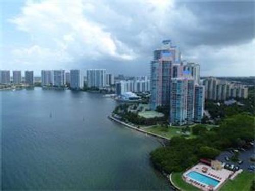 Building Photo - 3600 Mystic Pointe Dr