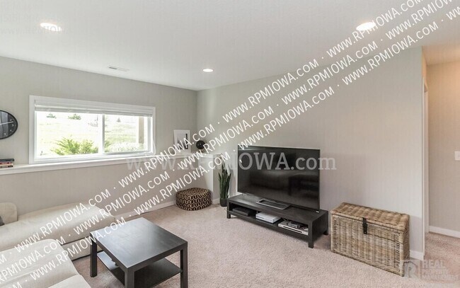 Building Photo - 3 Bedroom, 2.5 Bath Townhome in West Des M...