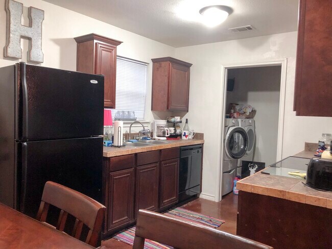 Building Photo - 585 W Pecan St