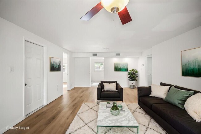 Building Photo - 2955 Bay View Dr