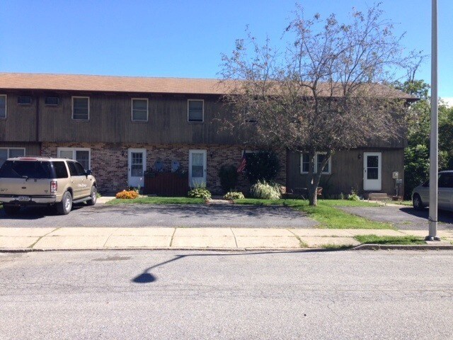 Building Photo - 3 Bedroom Townhouse to call home!