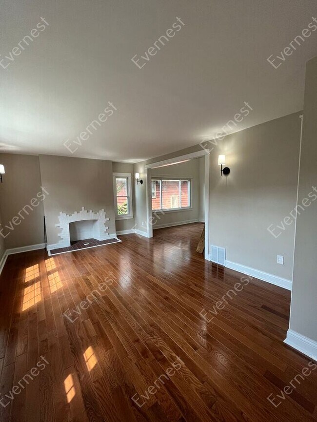 Building Photo - Charming 2-Bedroom Home with Modern Amenit...