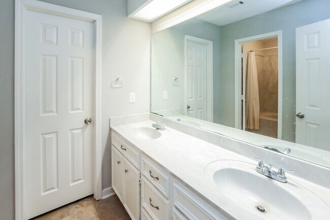 Building Photo - Beautiful Classic Home in Jackson