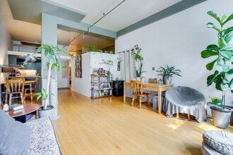 Building Photo - 2355 Av. Jeanne-d'Arc